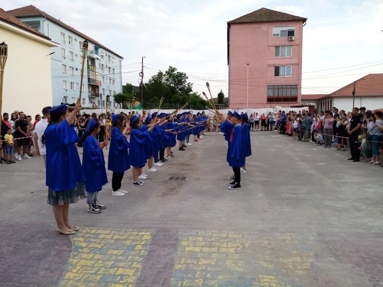 FOTO/VIDEO: Final memorabil de ciclu gimnazial. Retragere cu torțe la Școala Gimnazială 3 Copșa Mică
