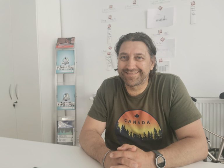 Campionul Stelian Roșca înoată în ape tulburi, însă dă Sibiului noi medaliați. La 63 de ani, Mihai Preda a câștigat locul I la Campionatele Naționale de Înot Master