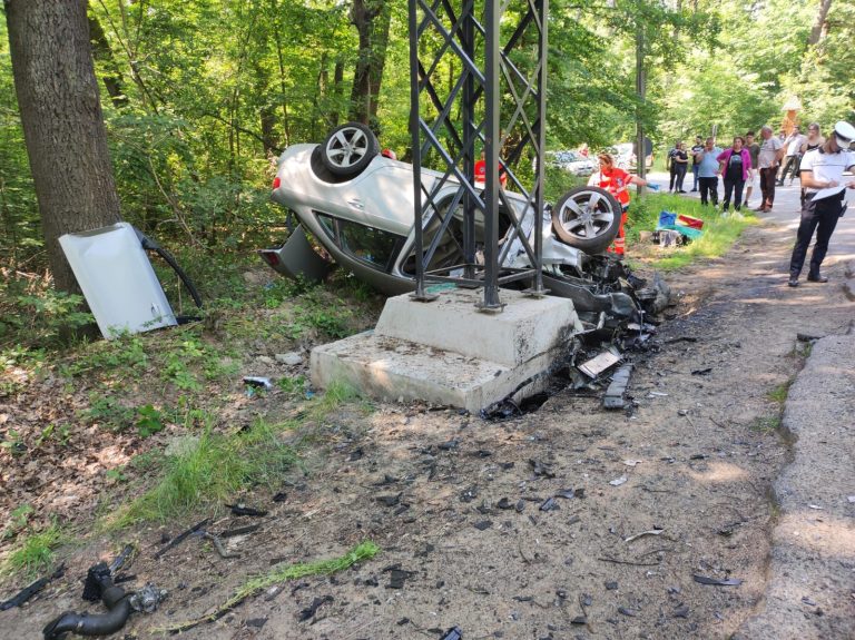 Trei oameni au decedat astăzi, într-un groaznic accident rutier
