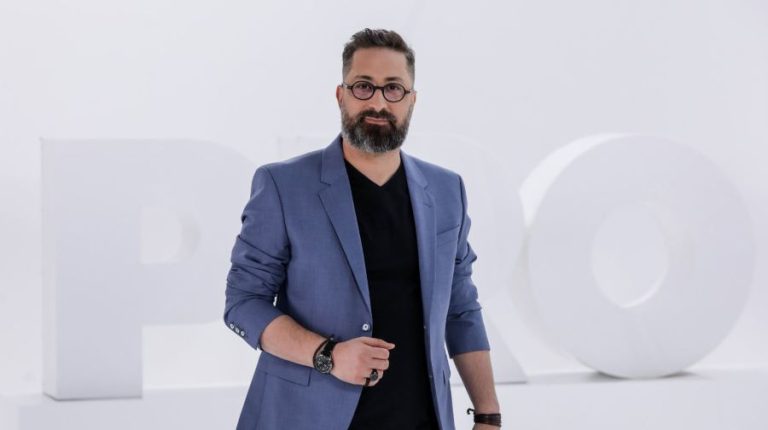 Cosmin SAVU, ”România, te iubesc!” Odiseea unui incorigibil neastâmpărat și îndrăgostit de oameni