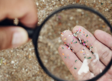 Microplasticele inhalate, o reală problemă pentru sănătate