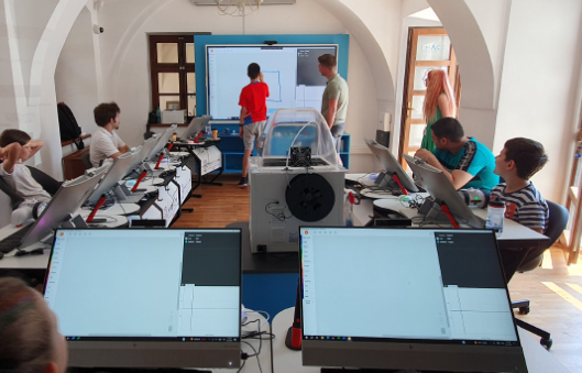 Aproape 400 de persoane au învățat tainele informaticii la Smart Lab