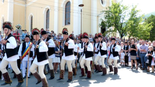 Cântece și jocuri populare la Festivalul Bujorul de Munte de la Gura Râului