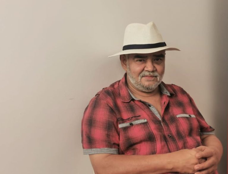 Valentin Leahu, jurnalistul care gândește în poeme și poetul care nu poate scăpa de gazetărie