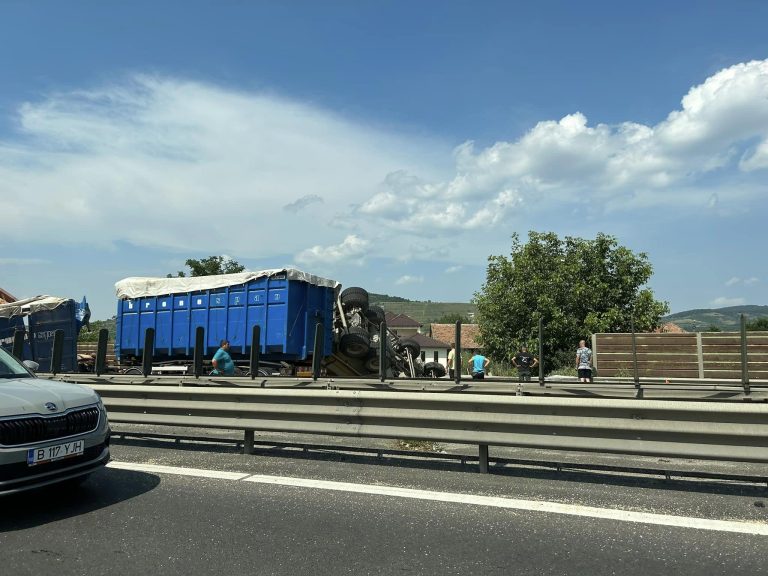 FOTO: Două camioane, implicate într-un accident pe A1. Un șofer sibian, transportat la spital