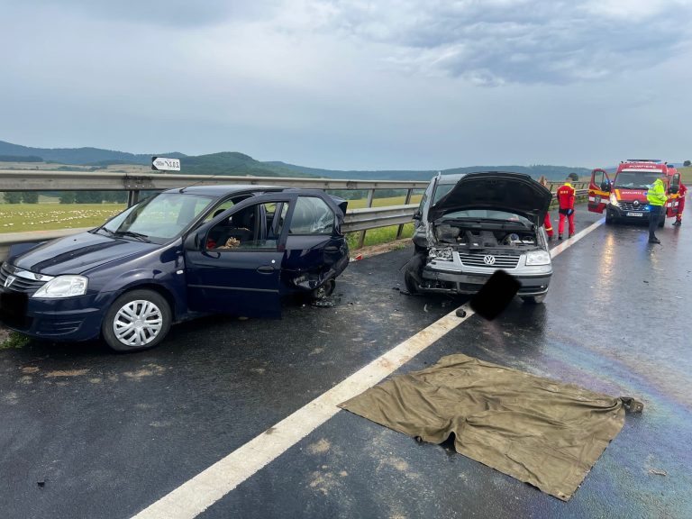 FOTO: Accident în lanț pe A1. Două persoane blocate într-un autoturism