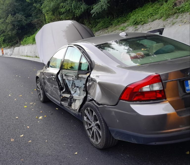 FOTO: Două autoturisme implicate într-un accident rutier în zona Boița. Unul dintre șoferi era băut
