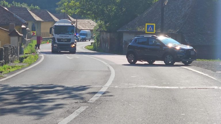 FOTO: O cisternă a lovit un autoturism pe Valea Oltului. Două persoane au fost transportate la UPU Sibiu
