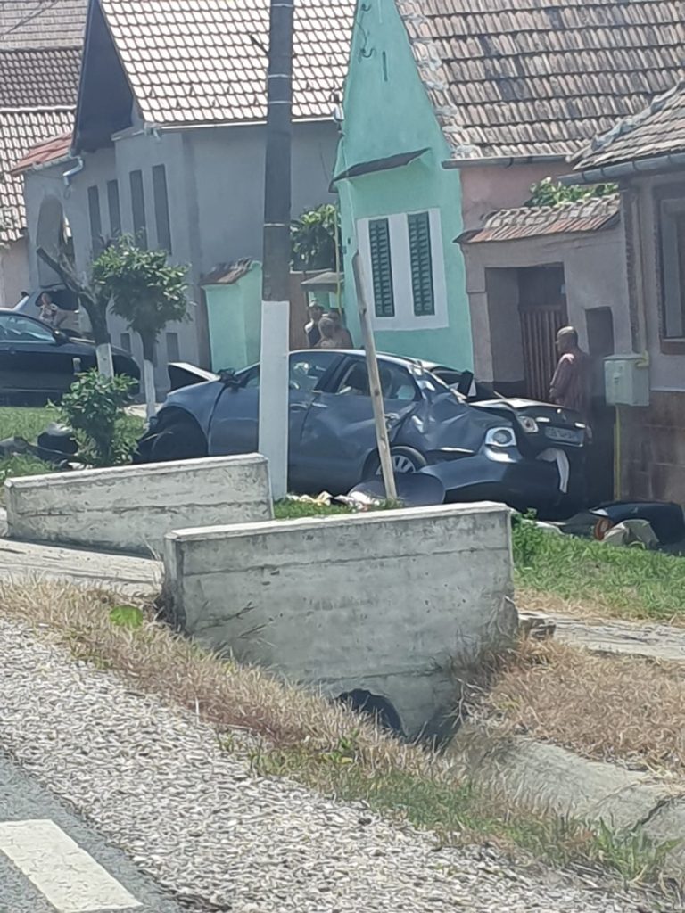 FOTO: Un autoturism s-a izbit violent de un cap de pod, pe DN 14. Două persoane au ajuns la spital