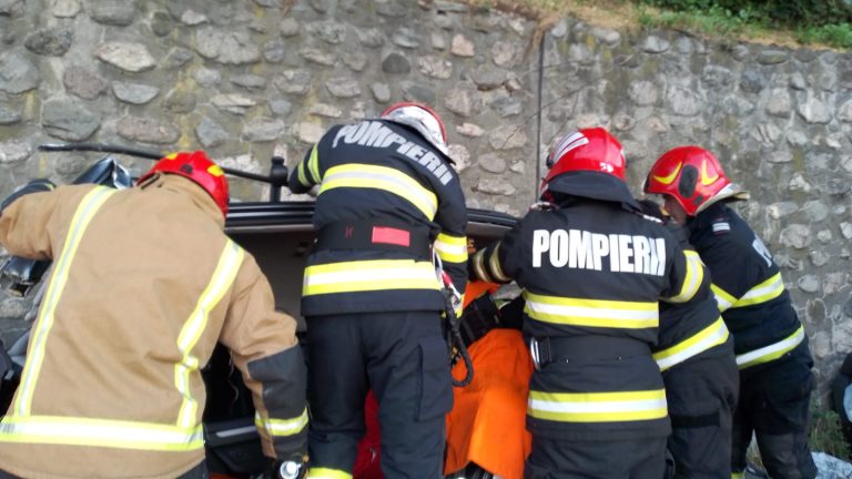 FOTO: Încă un accident extrem de grav pe Valea Oltului. Impact între un TIR plin cu pepeni și un autoturism