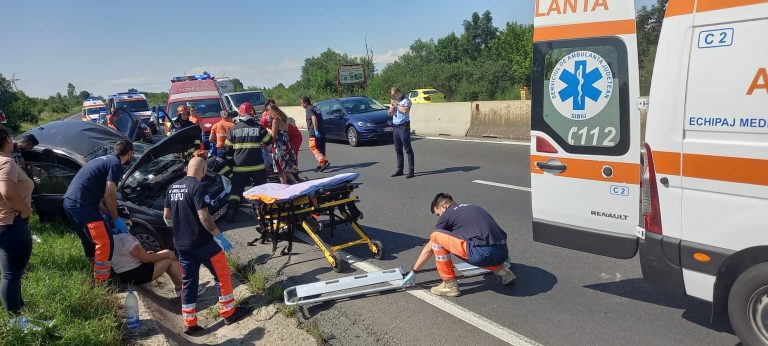FOTO: Mamă și două minore, rănite într-un accident rutier pe DN 1, în zona Veștem