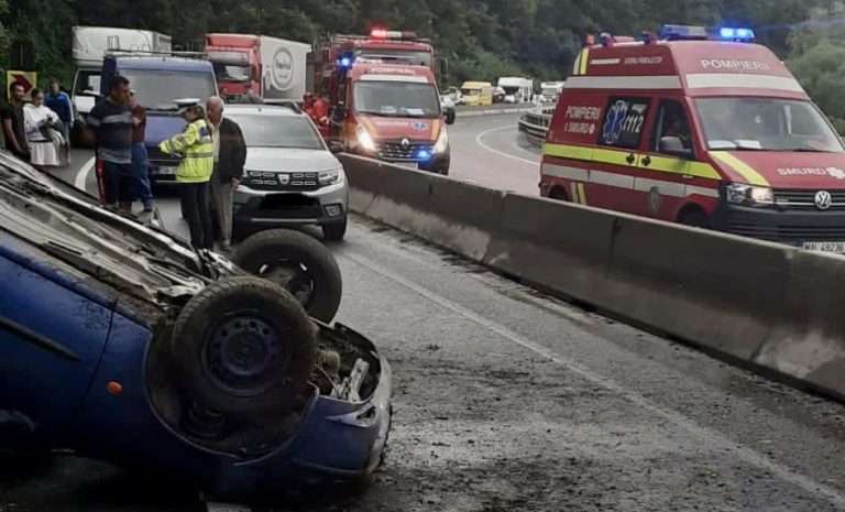 FOTO: Accident grav pe DN 7, la ieșirea din Boița. 3 persoane au fost transportate la spital