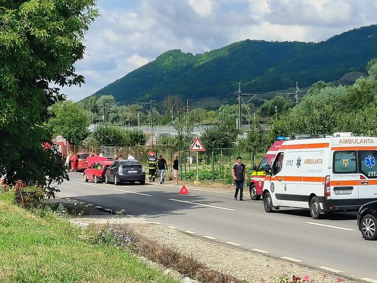 FOTO: 4 autoturisme implicate într-un accident în lanț, pe DN 14