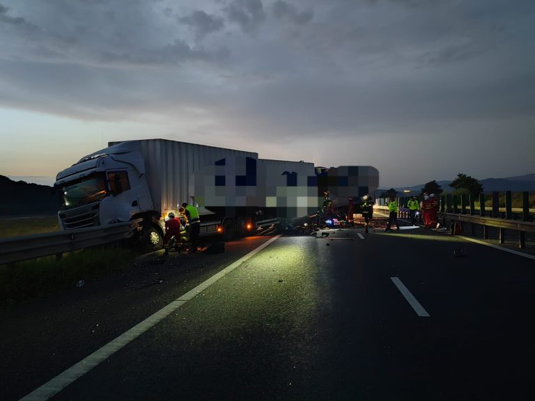 FOTO: Tragedie pe A1: Un șofer de 23 de ani a murit într-un grav accident rutier