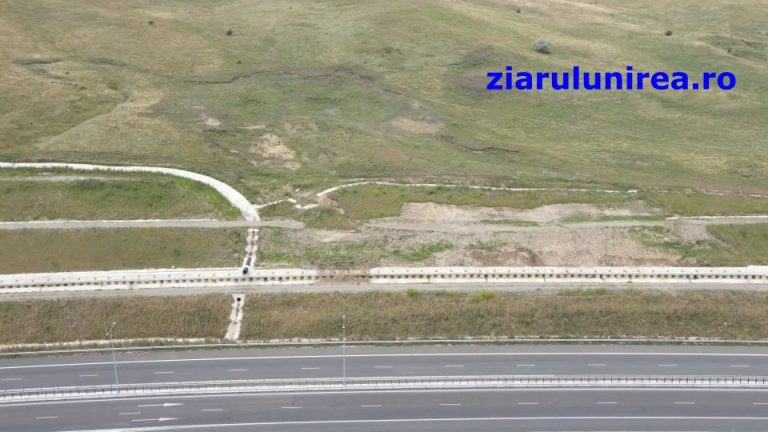 FOTO/VIDEO: Alunecare de teren lângă A10 Sebeș-Turda. S-a desprins dealul și se deplasează spre șosea