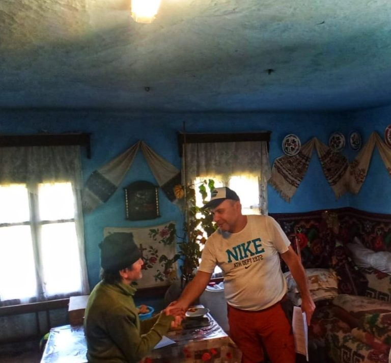 FOTO: Asociația Energia Inteligentă a „dus lumina” în 6 case izolate din zona Munților Rodnei