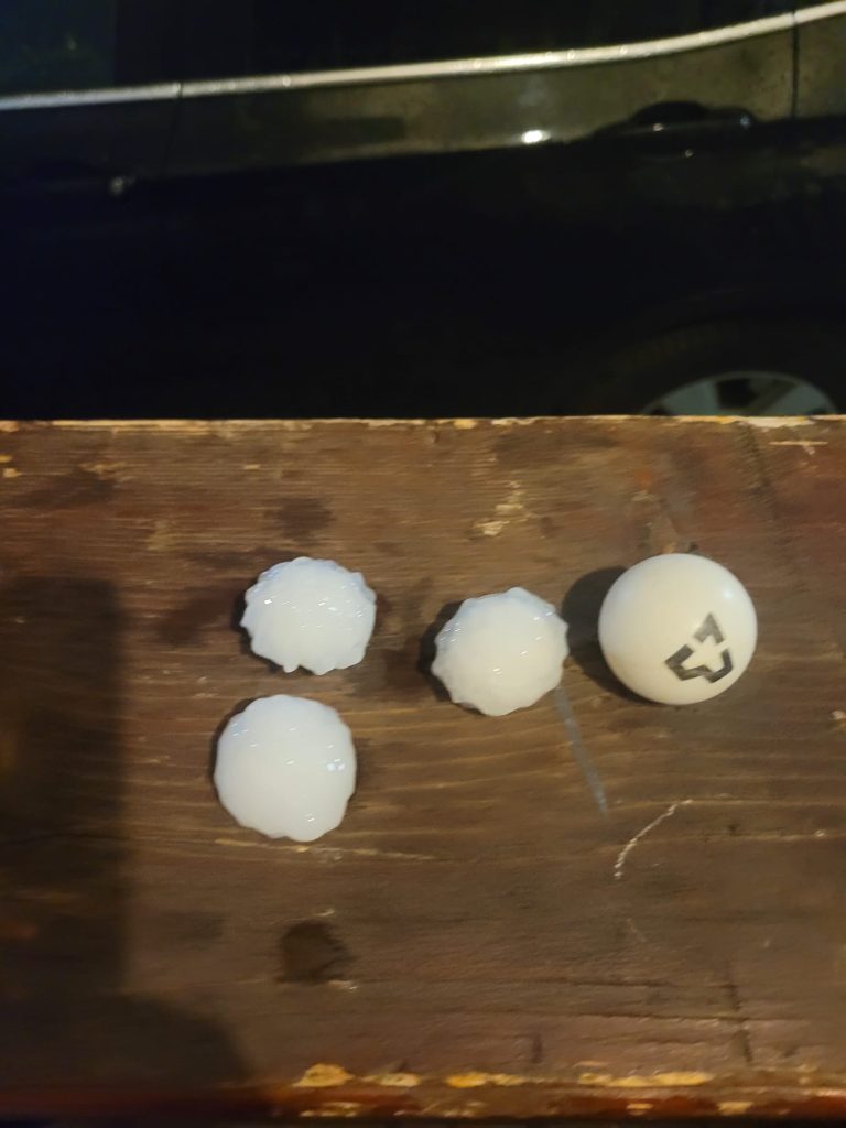 FOTO/VIDEO: A plouat cu grindină uriașă în Sibiu