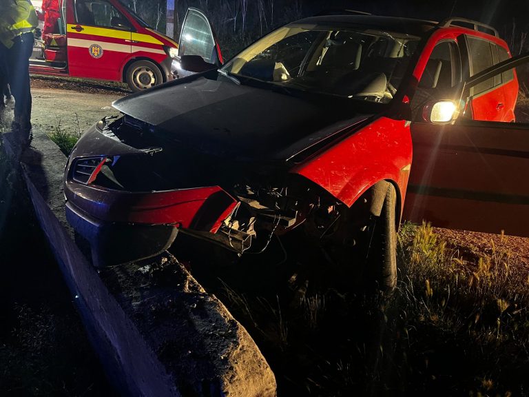 FOTO: Șofer de 21 de ani și o tânără de 14 ani, răniți după ce au intrat cu mașina într-un cap de pod