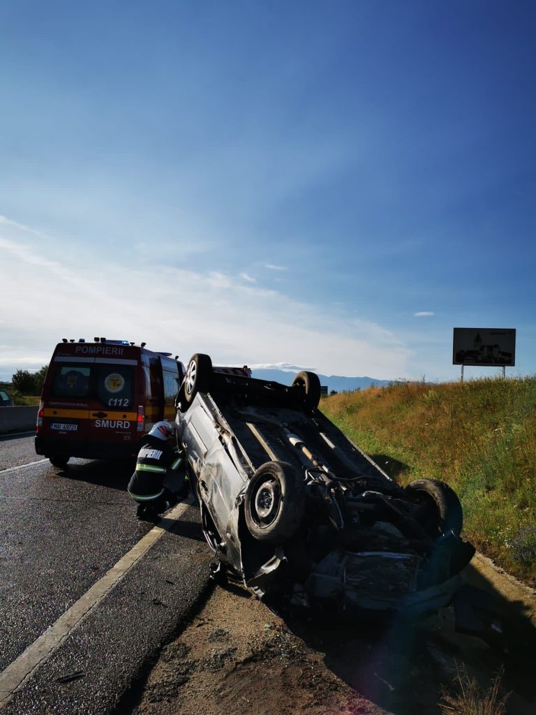 FOTO: Sibian rănit după ce s-a răsturnat cu mașina. A intervenit și Descarcerarea
