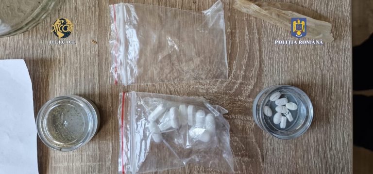 Doi tineri prinși cu droguri în Sibiu. Unul a încercat să ascundă plicul în gură