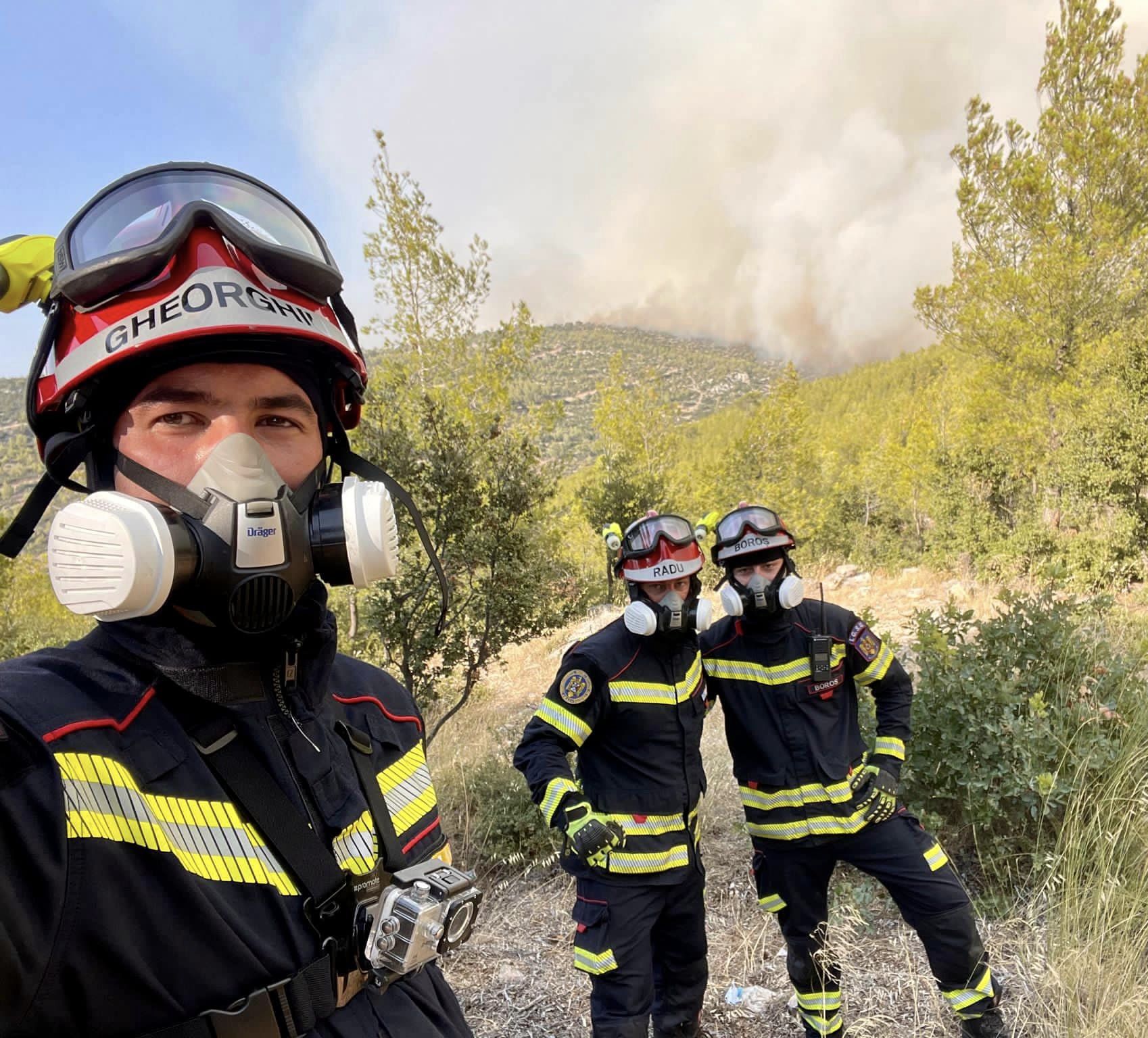 ΦΩΤΟΓΡΑΦΙΑ: Ο Ραούλ, ο αρχηγός της ομάδας των πυροσβεστών του Σίμπιου που μάχονται με τις πυρκαγιές στην Ελλάδα