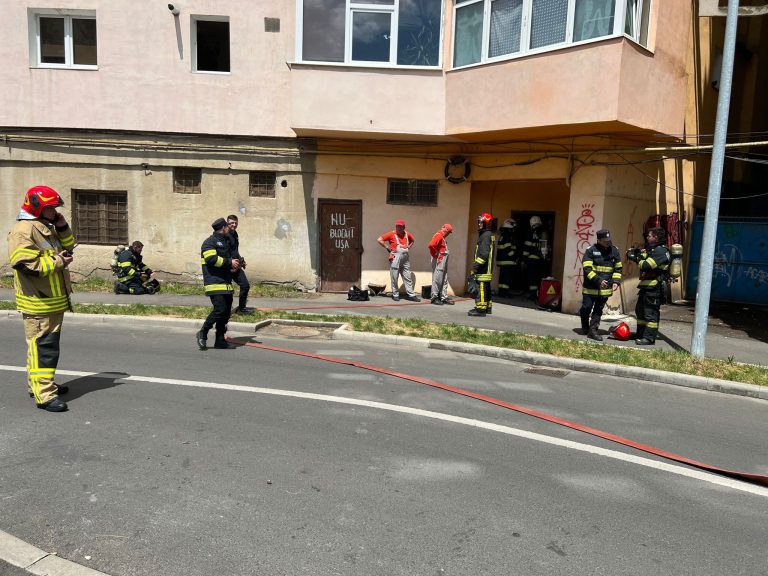 FOTO: Zeci de locatari evacuați dintr-un bloc din Sibiu din cauza unui miros înțepător