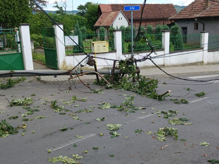 FOTO: Stâlp căzut peste cablurile electrice pe strada Păcii din Mediaș