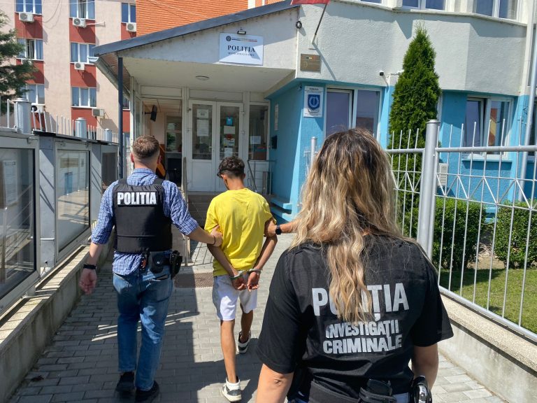 FOTO: Tânăr reținut după ce a furat 30.000 de euro dintr-o borsetă, într-o toaletă publică din Sibiu