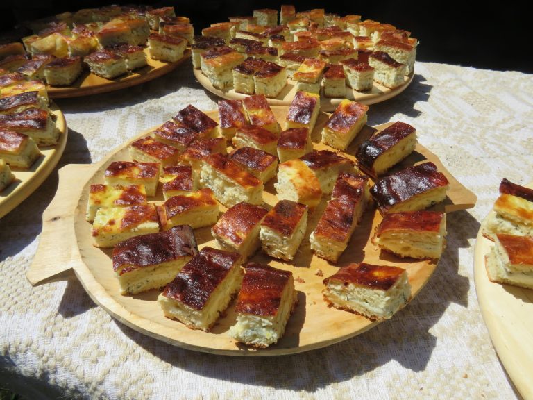 FOTO: Zi de vineri super delicioasă. Sunteți așteptați cu ciorbă acră de vițel, tocană de noatin și cocoloașe cu brânză