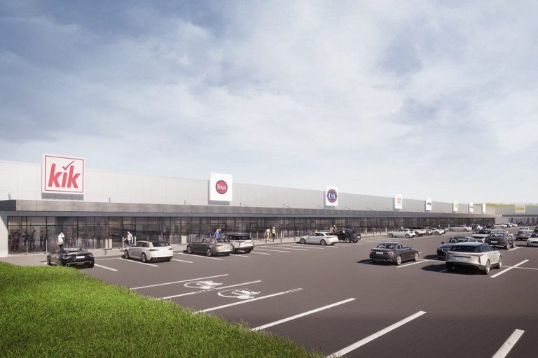 Au tăiat peretele din tablă al unui magazin pentru a fura. Acum sunt căutați de polițiști