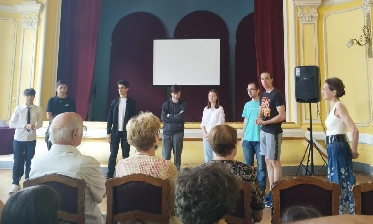 Cei mai curajoși elevi promovează știința în liceele din Sibiu