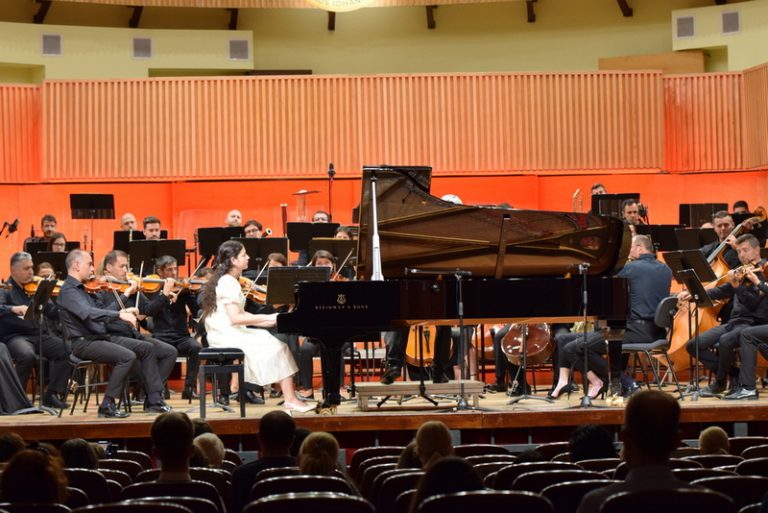 Cei mai valoroși tineri pianiști vor fi premiați mâine la Sibiu