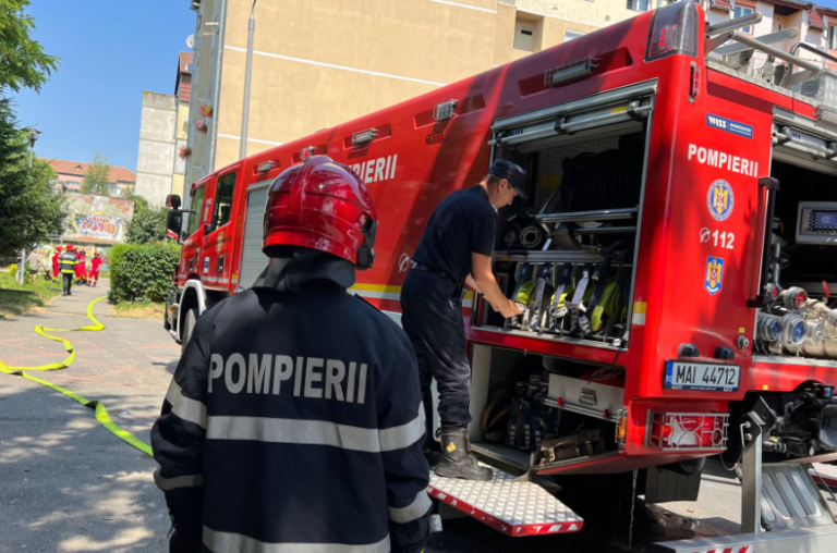 Foto: ISU Sibiu a intervenit pentru lichidarea unui incendiu de pe Aleea Haiducului