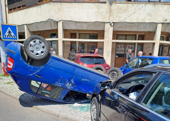 Mașină răsturnată pe strada Constituției