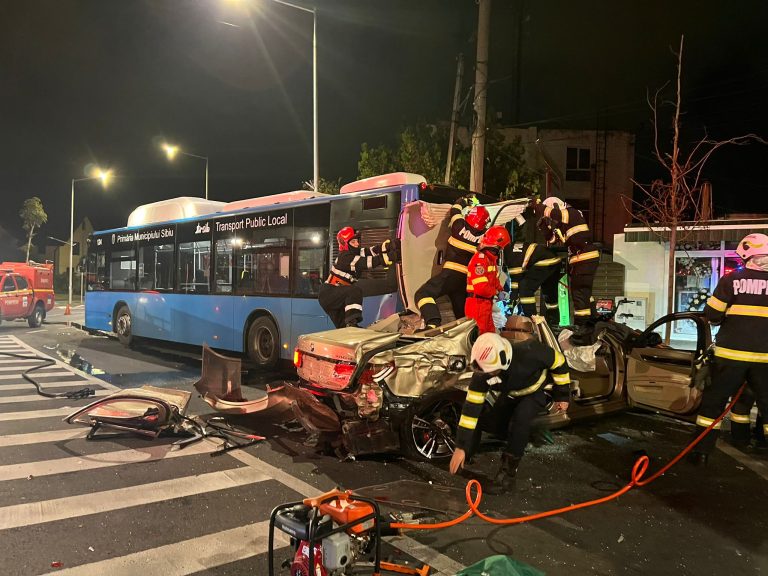 FOTO: O tânără de 30 de ani din Sibiu a murit într-un grav accident pe Calea Dumbrăvii. Șoferul și o altă pasageră au fost răniți