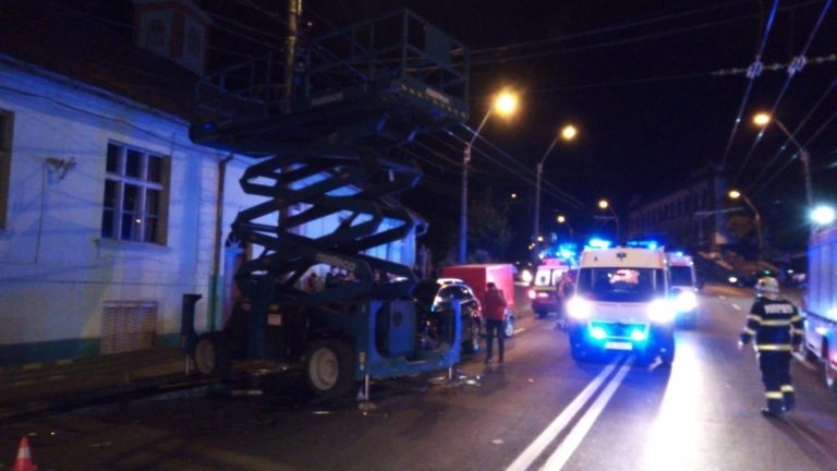 FOTO: Patru muncitori care lucrau la înălțime, răniți după ce o mașină a intrat în utilajul pe care se aflau