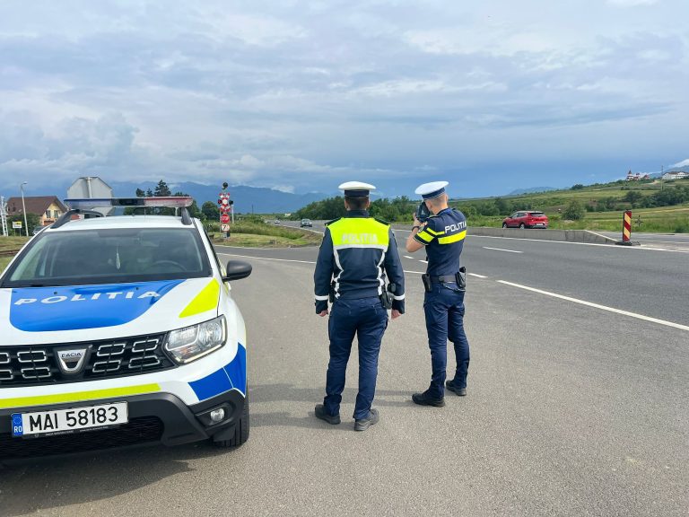 Două persoane rănite după ce un șofer a intrat într-un indicator rutier, pe A1, în zona Boița