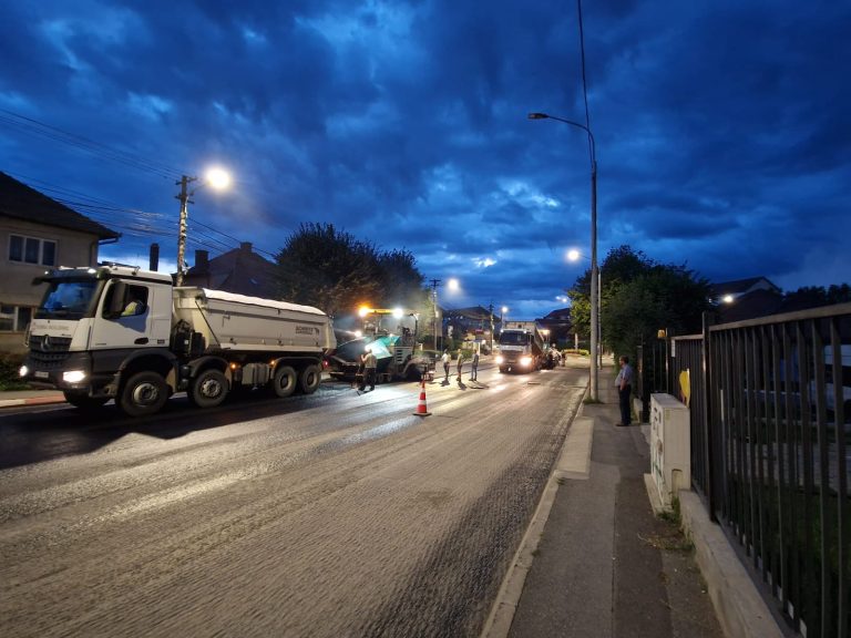 FOTO: S-a așternut noul strat asfaltic pe Calea Poplăcii. Urmează strada Câmpului