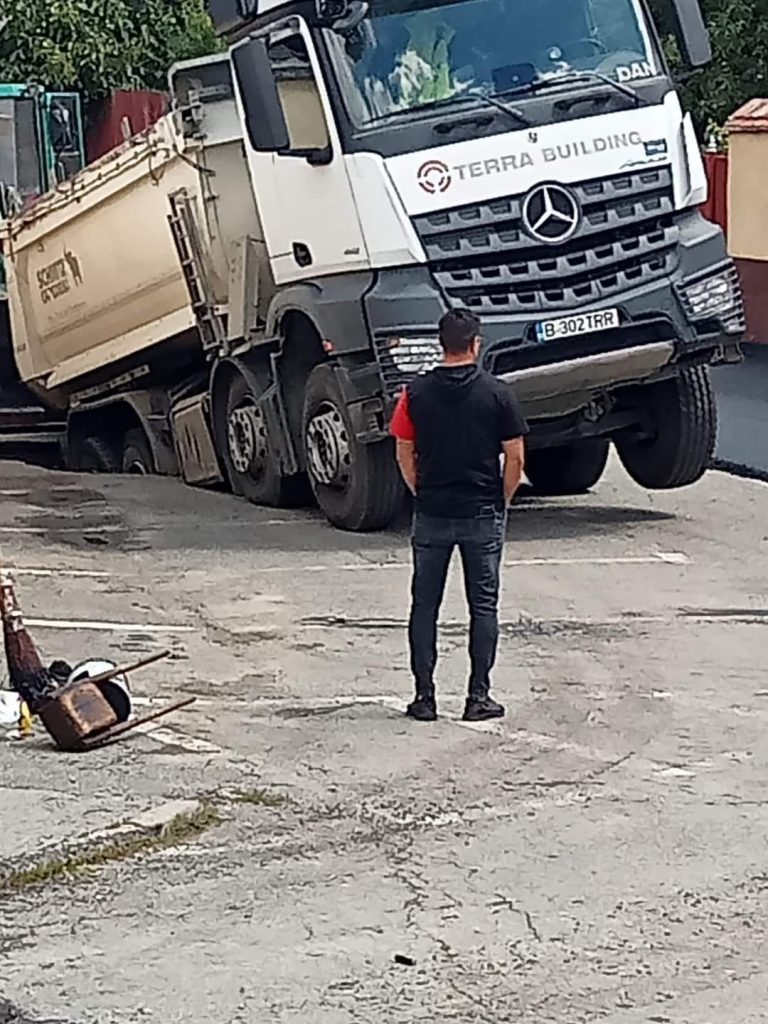 FOTO: Un camion s-a scufundat în asfalt, la Cisnădie