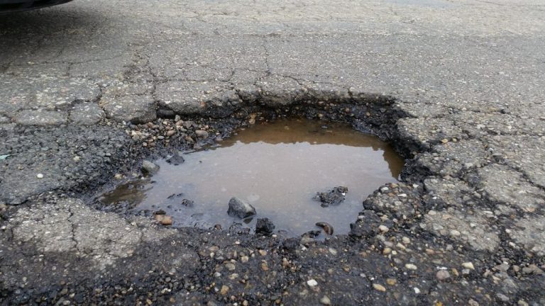 Un șofer care s-a răsturnat cu mașina din cauza unei gropi va primi 25.000 de euro din partea CNAIR