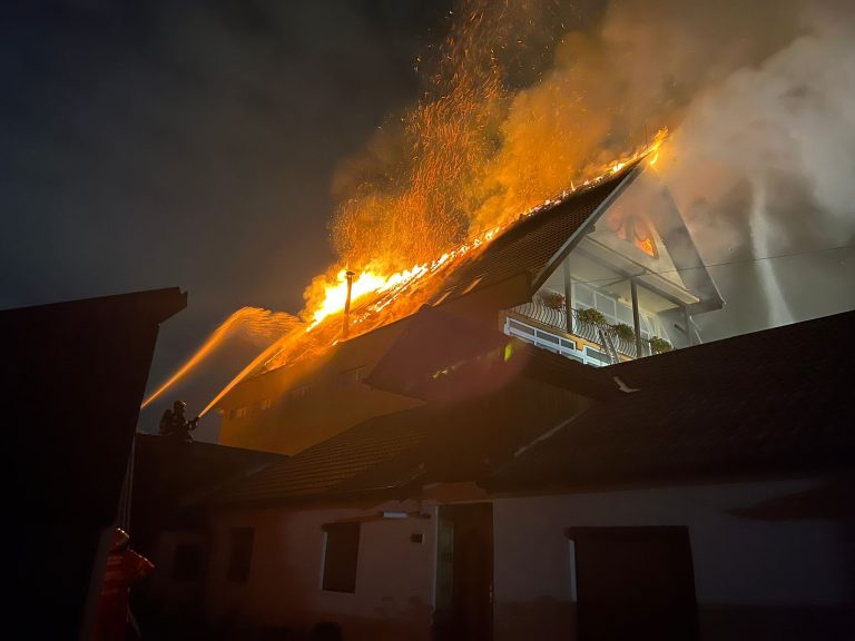 FOTO/VIDEO: Incendiu violent la acoperișul unei case din Sibiu. Pagubele sunt uriașe