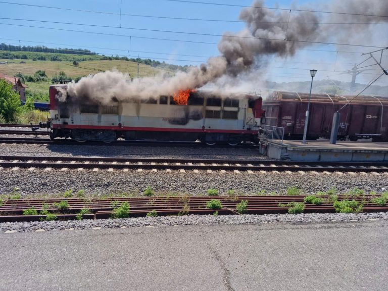 FOTO/VIDEO: Incendiu la locomotiva unui tren în gara din Dumbrăveni/UPDATE: Focul a fost stins
