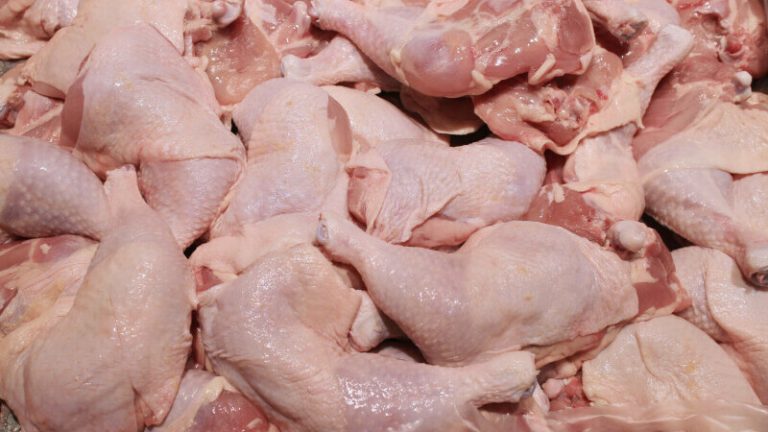 Lot de sferturi posterioare de pui, rechemat în magazine din cauza contaminării cu Salmonella