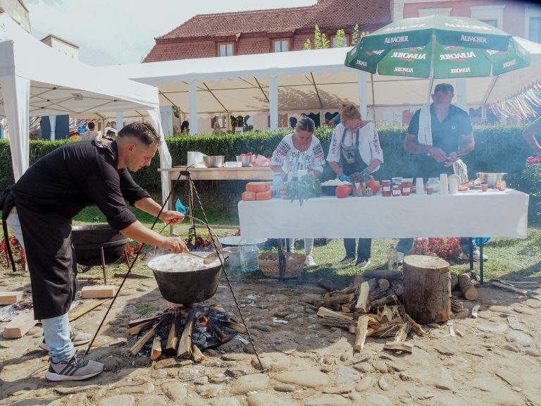 Festivalul Transilvania Multiculturală a ajuns la final: drumeții pe traseele Via Transilvanica și tururi arhitecturale ale satului Biertan