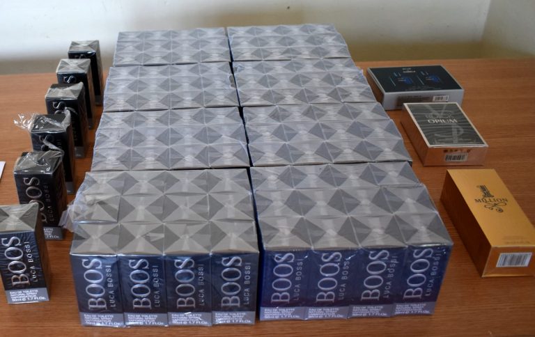 FOTO: Peste 100 de parfumuri contrafăcute, confiscate de jandarmii sibieni