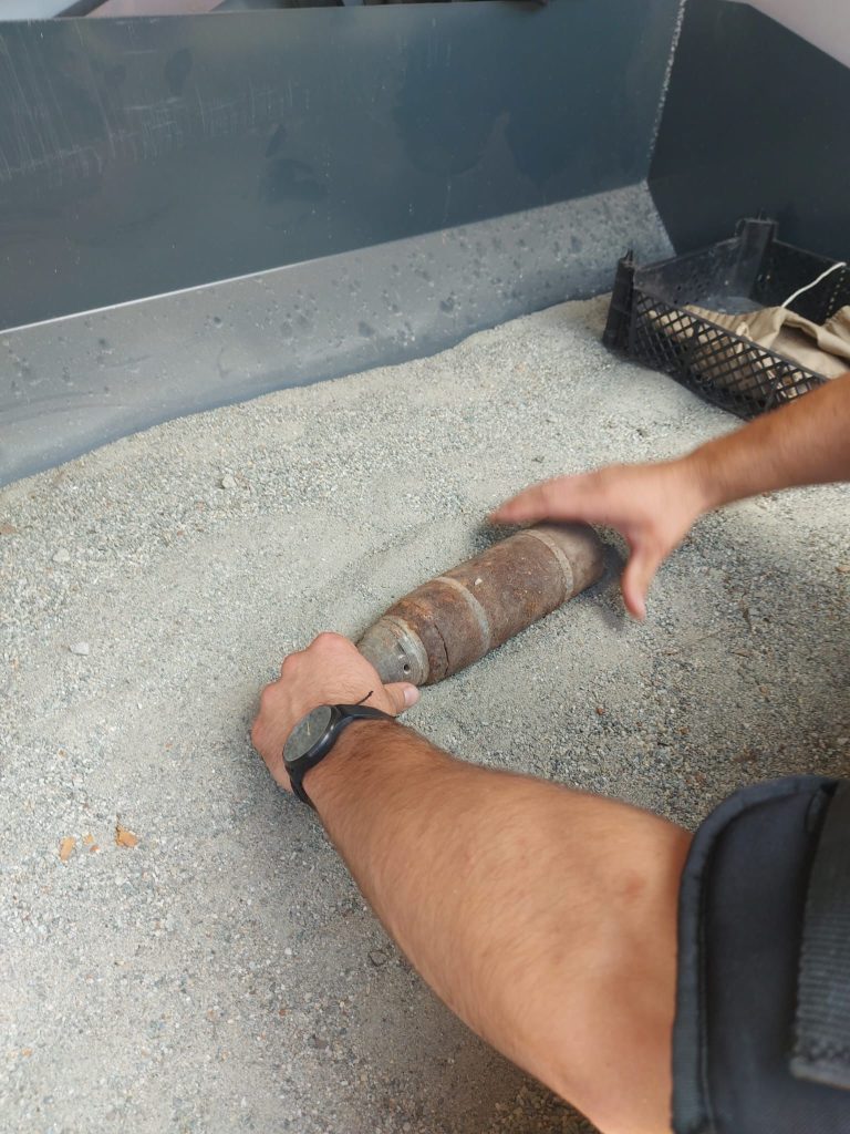 FOTO: Proiectil exploziv descoperit în curtea Spitalului de Psihiatrie Sibiu