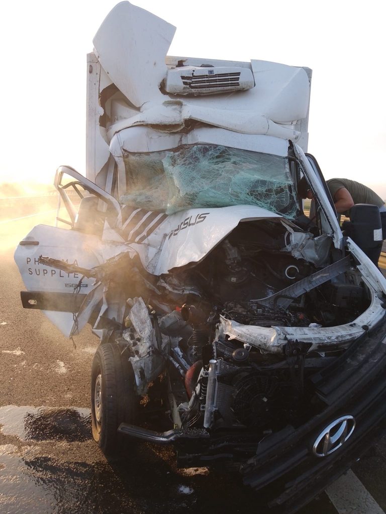 FOTO: Trafic îngreunat pe A1. O autoutilitară a acroșat un TIR și s-a izbit de glisiera mediană/UPDATE: Traficul a fost reluat