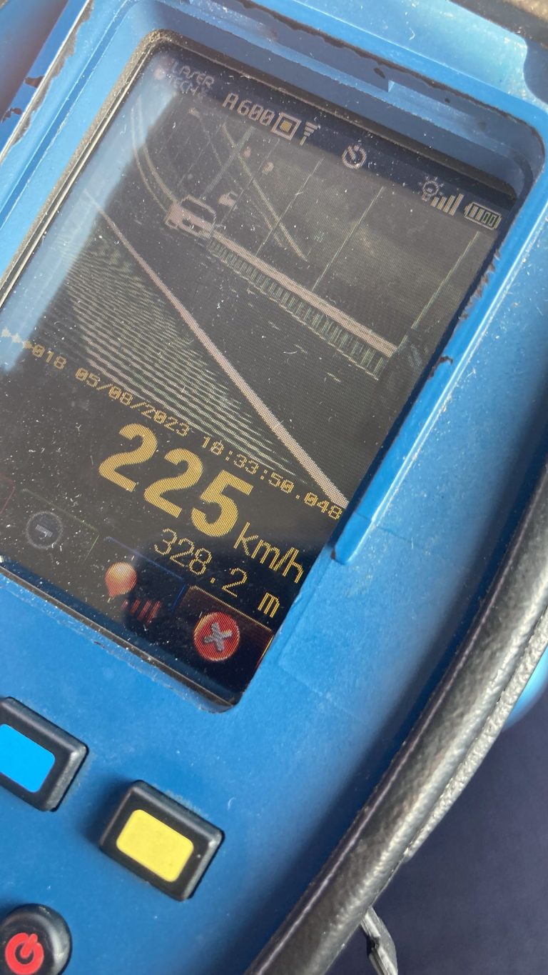 FOTO: Doi șoferi au „zburat” cu 225 km/oră și 182 de km/oră, pe A1