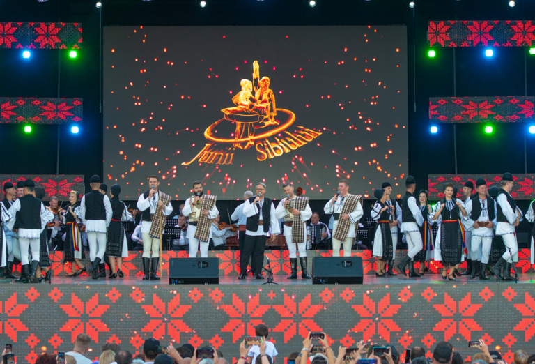 Zeci de mii de spectatori la Festivalul Internațional Cântecele Munților