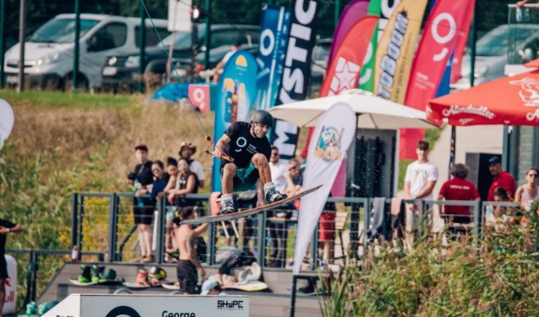 Cine sunt câștigătorii competiției internaţionale de Cable Wakeboarding din România. Competiția a avut loc la Sibiu